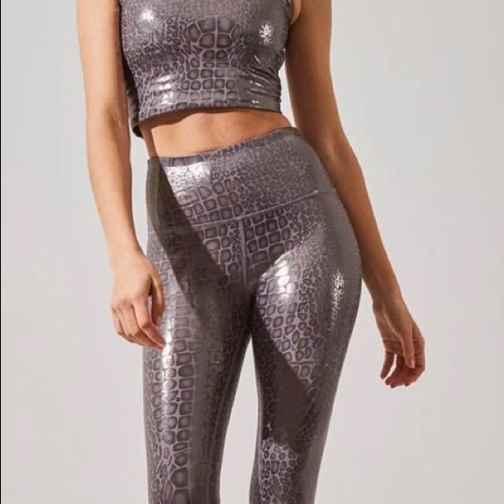 NWT - Strive glossy alligator print silver high-waisted 7/8 leggings - Size Sm
